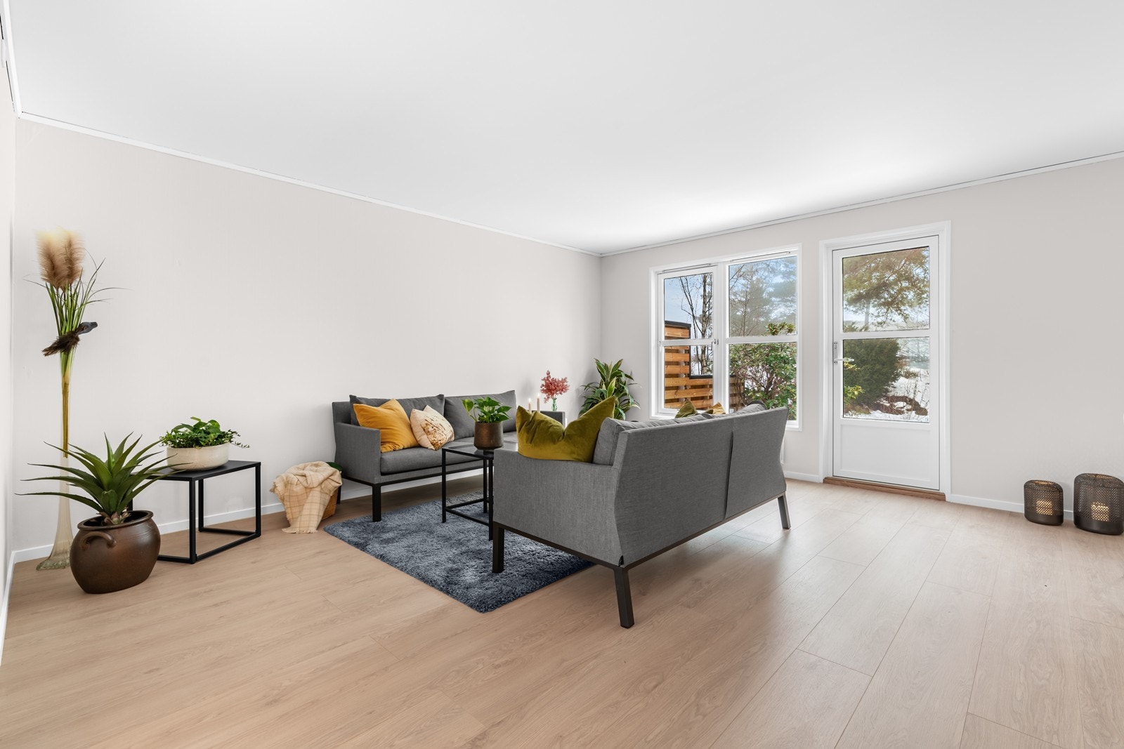 Fine vindusflater gir godt med naturlig lysinnslipp. Fra stuen er det utgang til markterrasse og hage Galleribilde