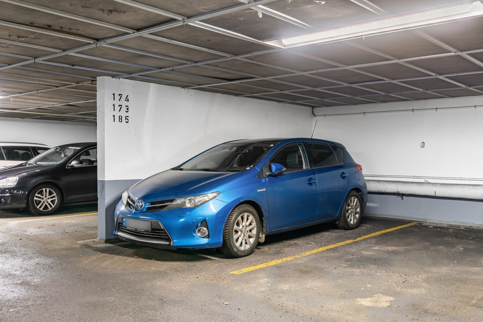 Det medfølger garasjeplass i garasjeanlegg. Borettslaget har også flere gjesteparkeringer utendørs Galleribilde