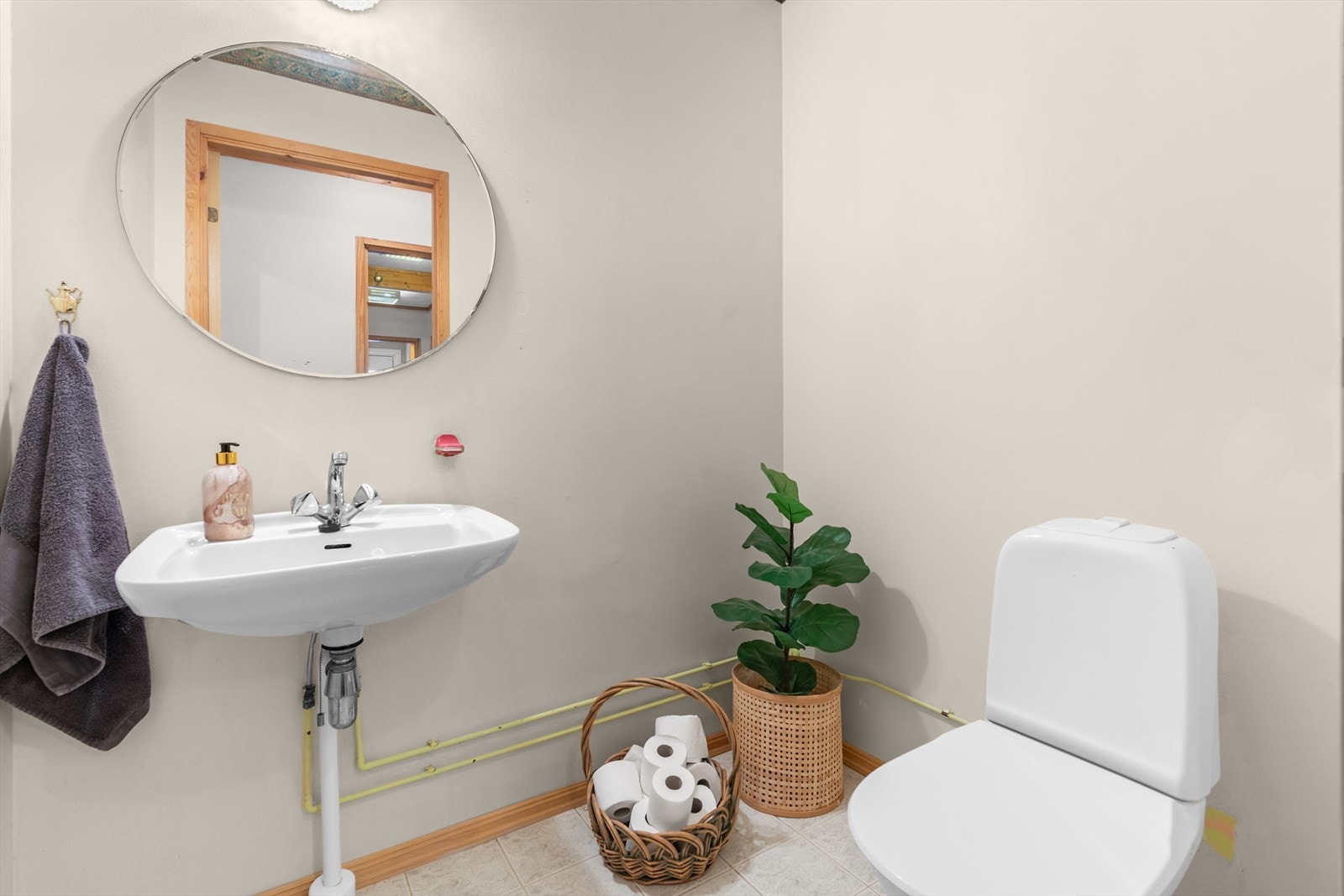 Vegg i vegg er det separat toalettrom Galleribilde