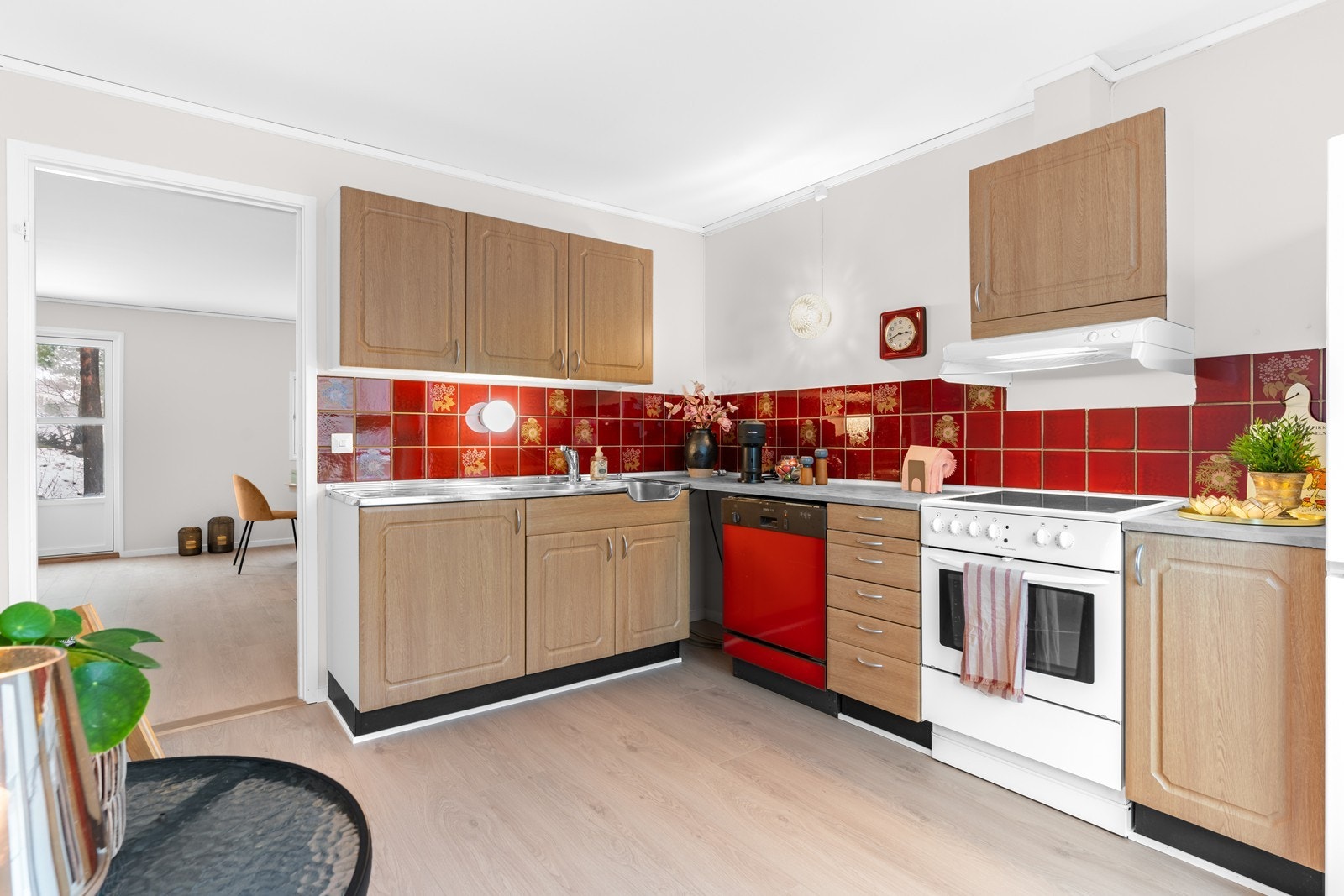 Kjøkkenet er utstyrt med vaskekum med rustfritt stålbeslag, ettgreps blandebatteri, fliser over benk og belysning. Frittstående hvitevarer medfølger Galleribilde