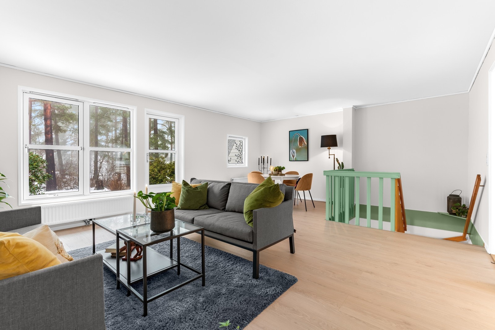 Boligen har en god intern plassering mot friareal og gode fasiliteter som medfølgende garasjeplass, sydvendt balkong og nordvestvendt hage Galleribilde