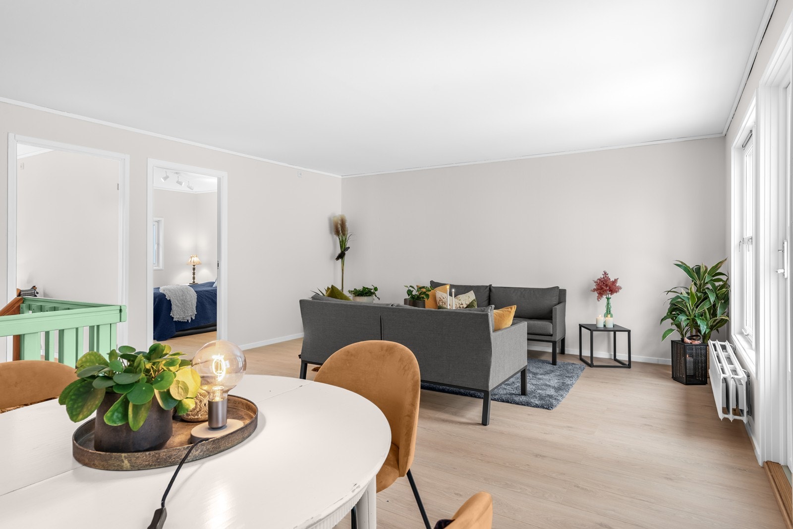 Stuen har flere møbleringsmuligheter med plass til sofagruppe, mediemøbel og spisestue Galleribilde