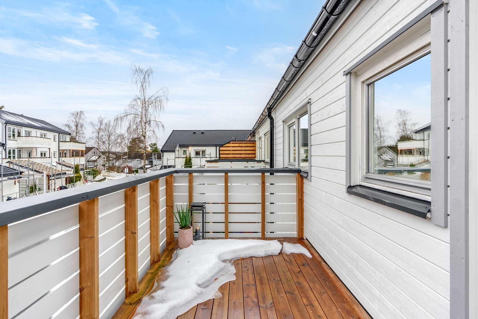 Sydvendt balkong på 7 kvm med fine solforhold og plass til utemøblement Galleribilde