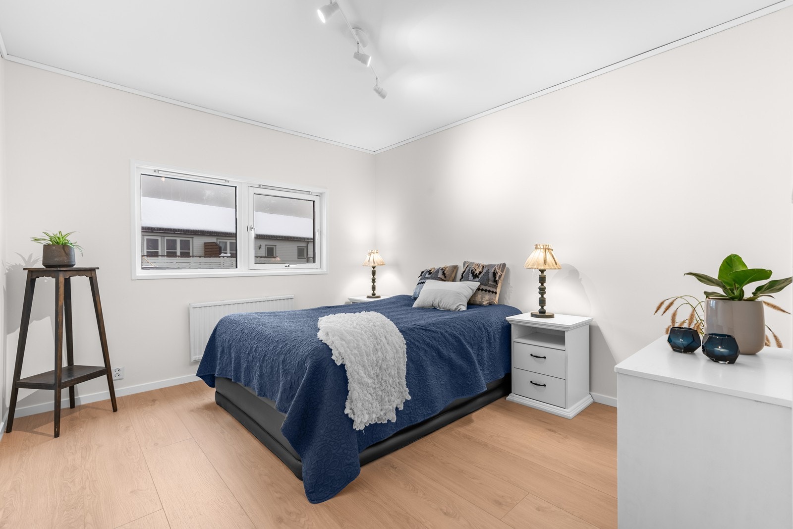 Boligen har 3 gode soverom. Soverom 1 har nymalte overflater og ny 1-stavs laminat på gulv Galleribilde