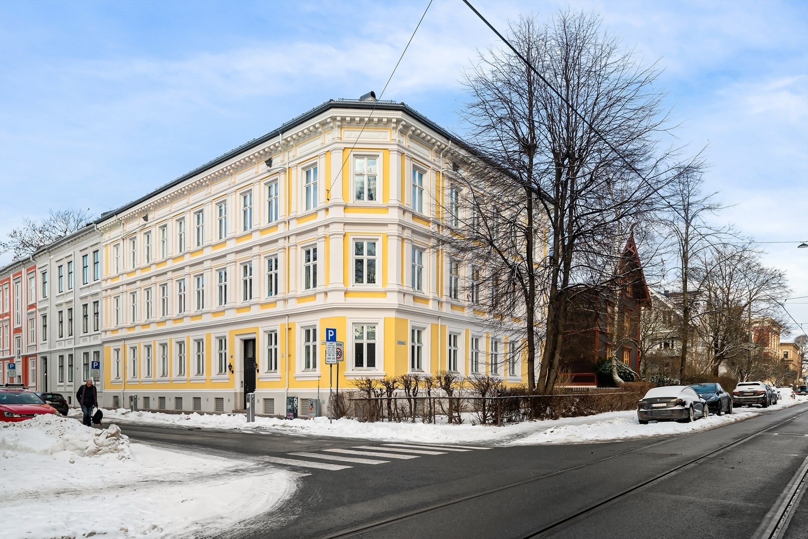 Flott hjørnegård beliggende i krysset av Jørgen Moes gate og Holtegata, inngang fra Holtegata Galleribilde