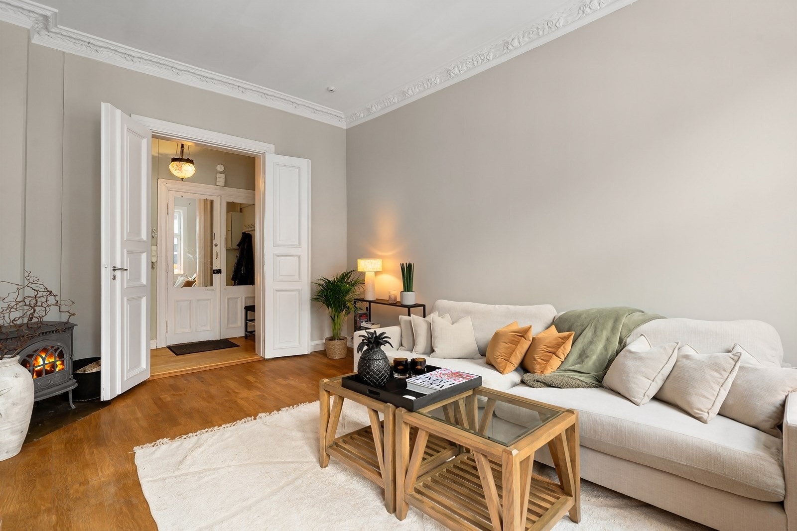 Hele leiligheten vender mot Jørgen Moes gate/bakgård, og oppleves meget stille og rolig Galleribilde