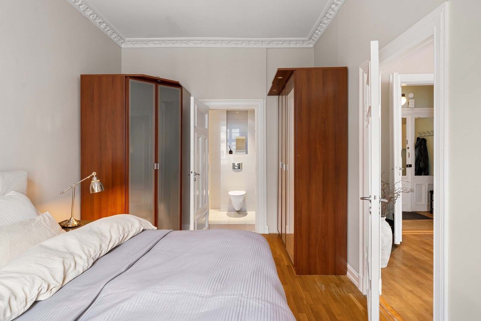 Inngang til badet både i entré og soverom Galleribilde