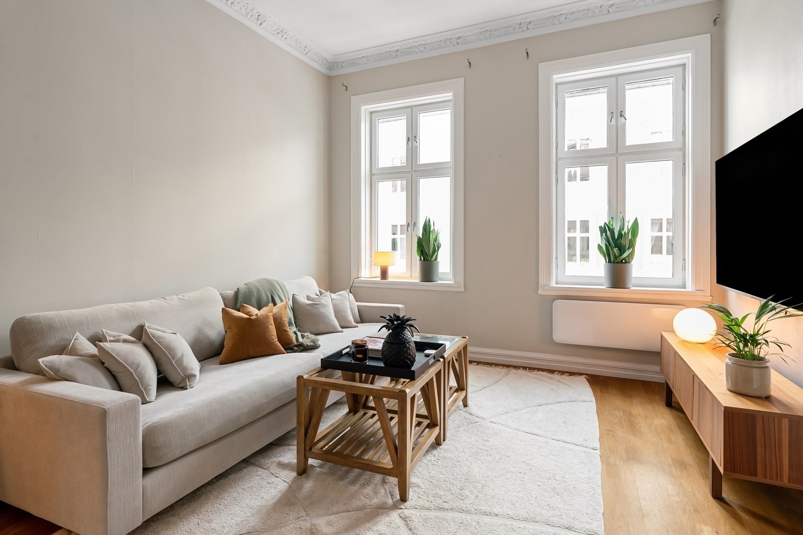 Gjennomgående leilighet med store vinduer og dype vinduskarmer som gir godt med naturlig lys Galleribilde