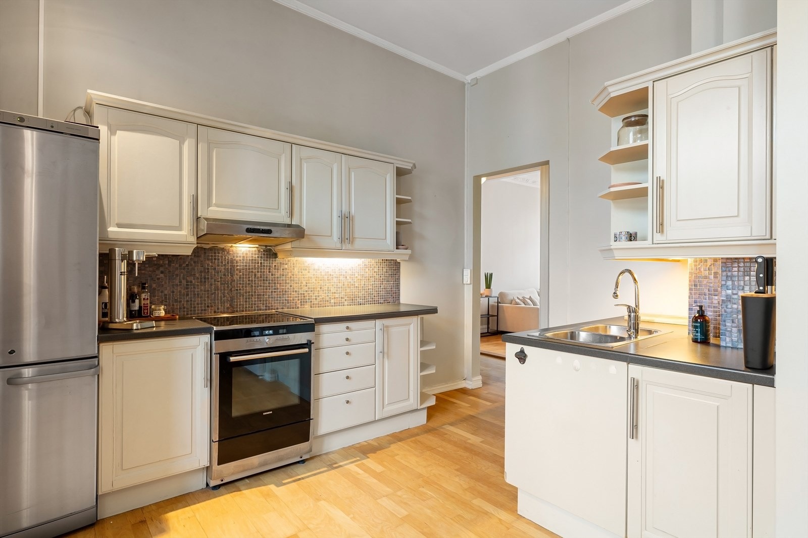 Eldre kjøkkeninnredning med profilerte fronter og laminat benkeplate Galleribilde