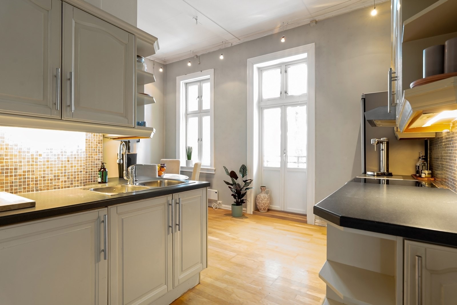 Romslig separat kjøkken med utgang til balkong Galleribilde