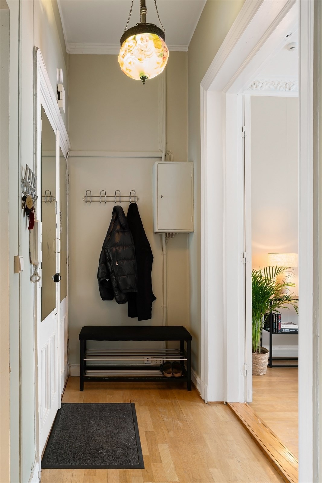 Boligen disponerer to eksterne boder på loft og kjeller tilsammen på ca. 18 kvm Galleribilde