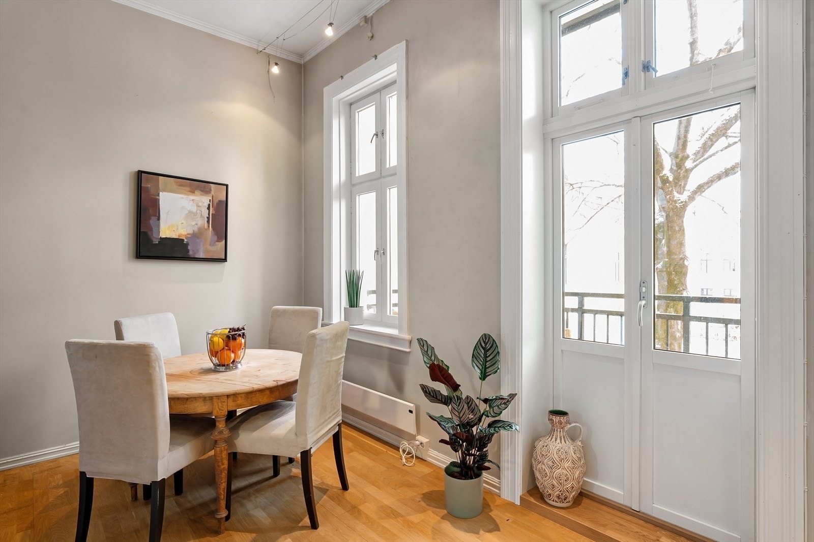 God plass til spisegruppe på kjøkkenet - Ellers kan leiligheten enkelt gjøres om til 3-roms Galleribilde