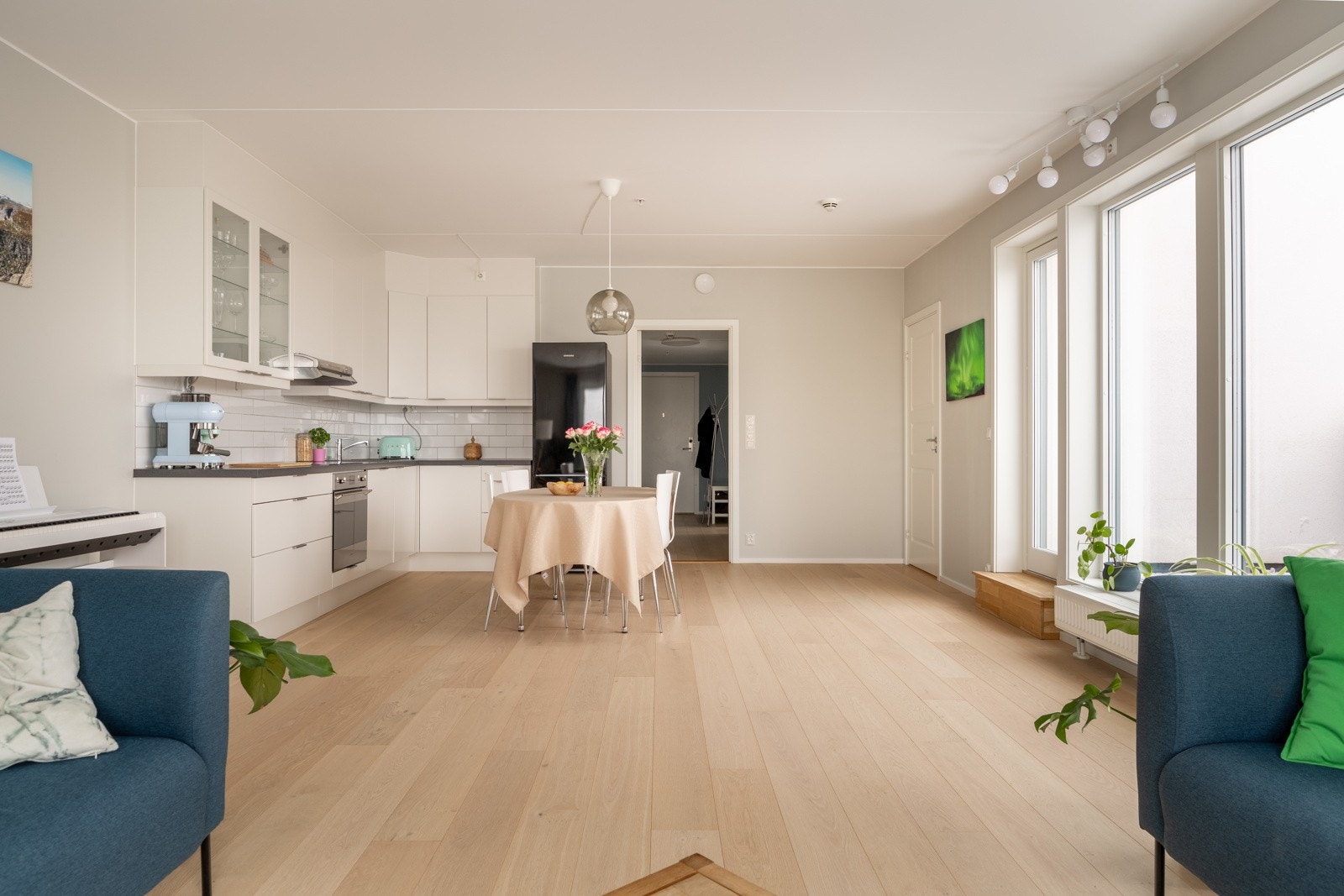 Moderne kjøkkeninnredning med slette fronter og benkeplate av laminat. Galleribilde