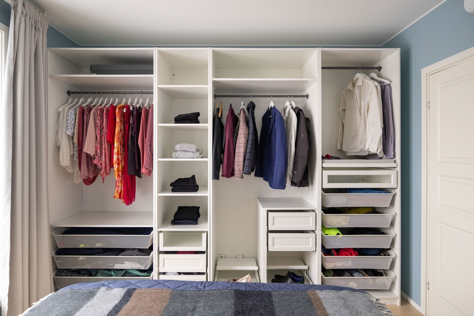 Gode oppbevaringsmuligheter i stor garderobeløsning. Galleribilde