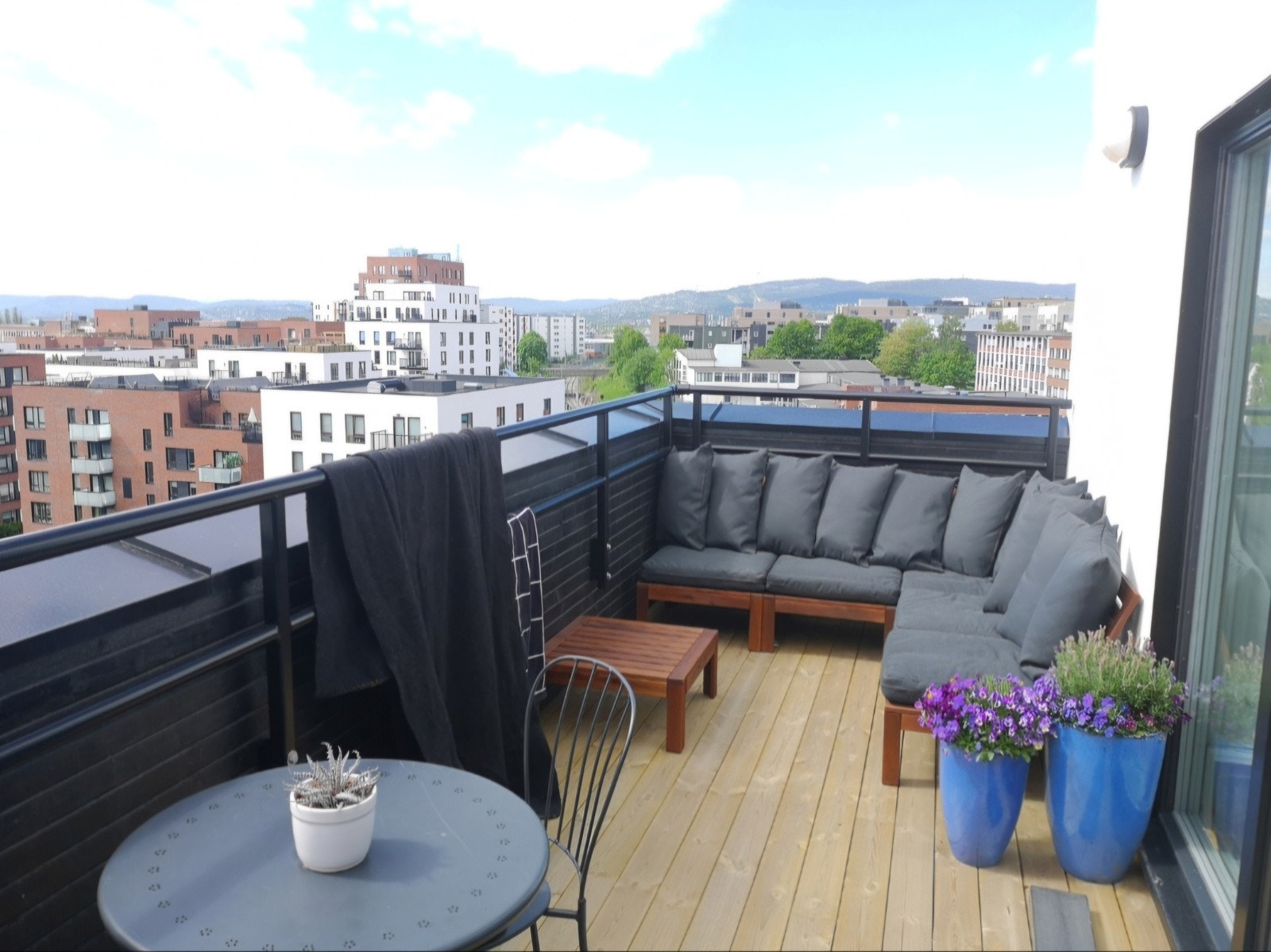 Sommerbilde fra takterrassen (selgers bilde). Galleribilde