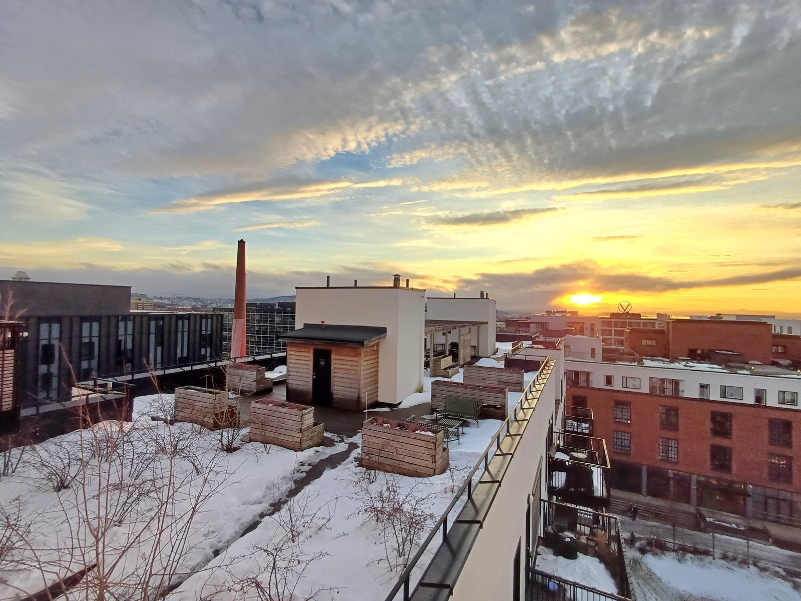 Fra hovedsoverommet er det utsyn over borettslagets felles takterrasse (selgers bilde). Galleribilde