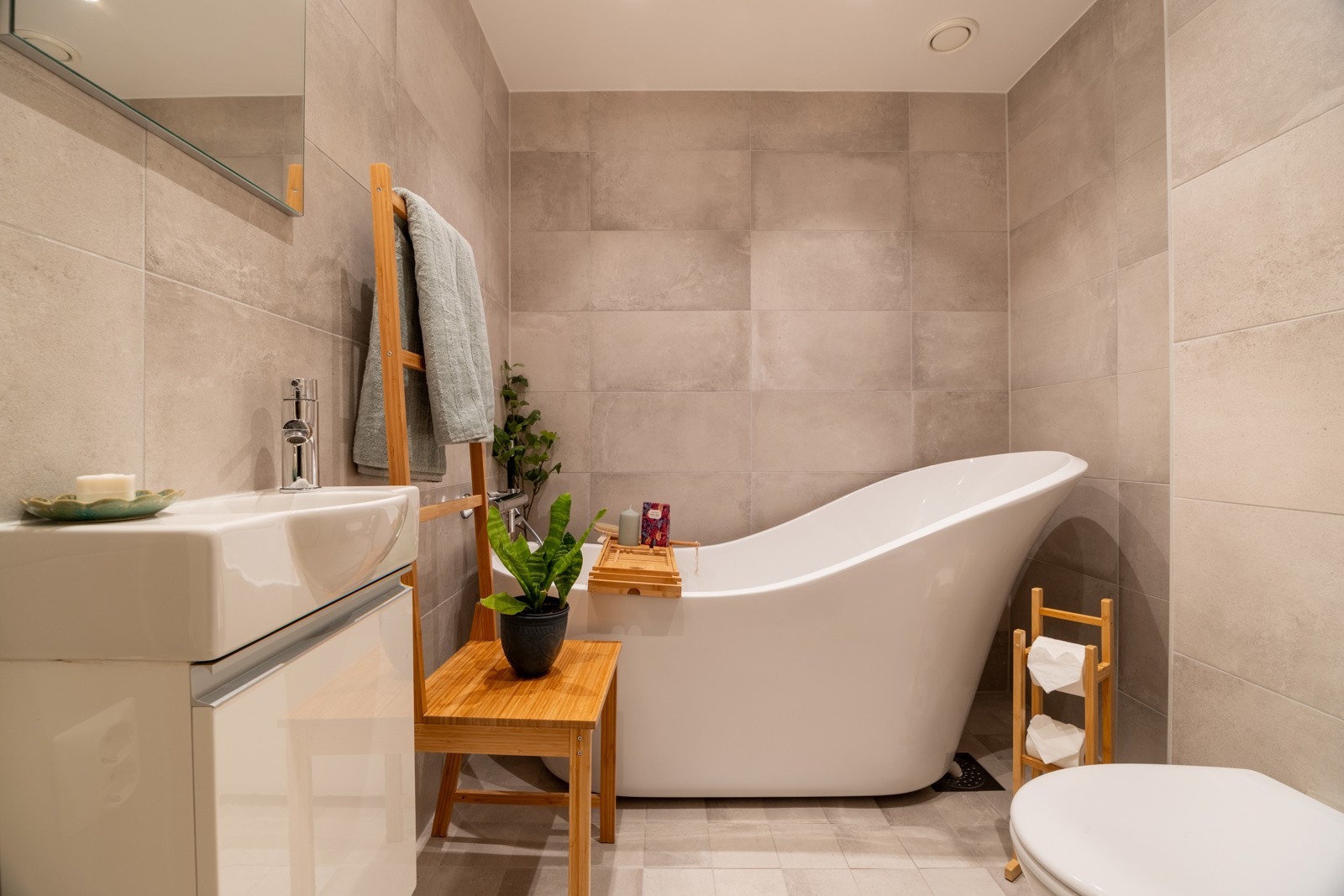 Leilighetens andre baderom spa-avdelingen . Vegghengt toalett, liten servant og frittstående badekar. Galleribilde