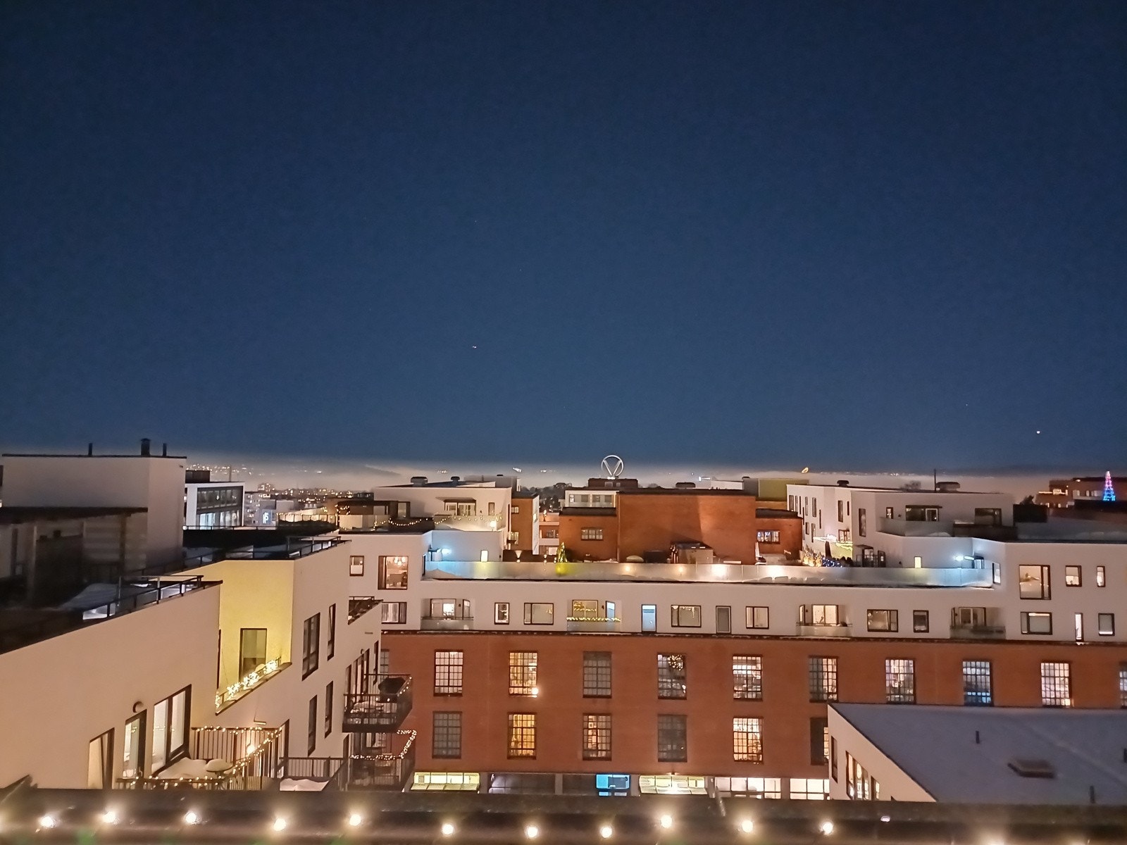 Utsikt fra takterrasse kveld, mot Vinslottet (selgers bilde). Galleribilde