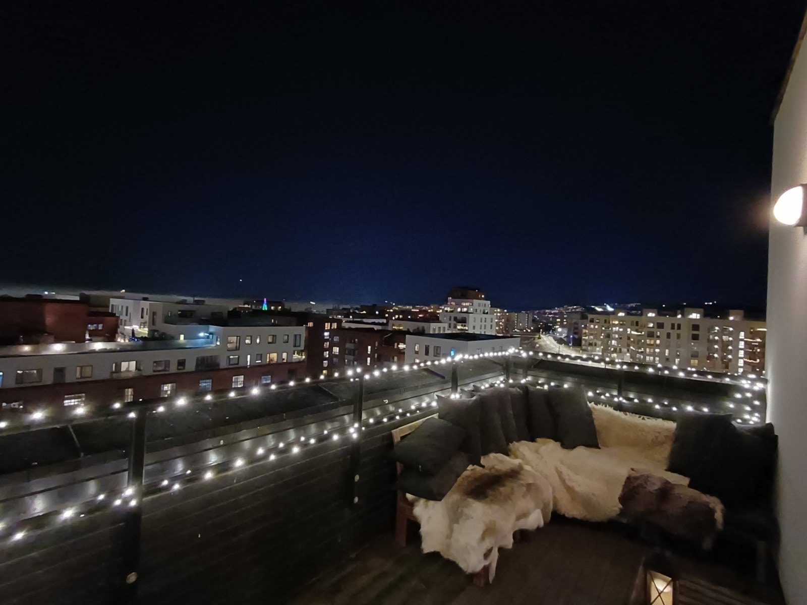 Kveldsbilde fra takterrassen (selgers bilde). Galleribilde