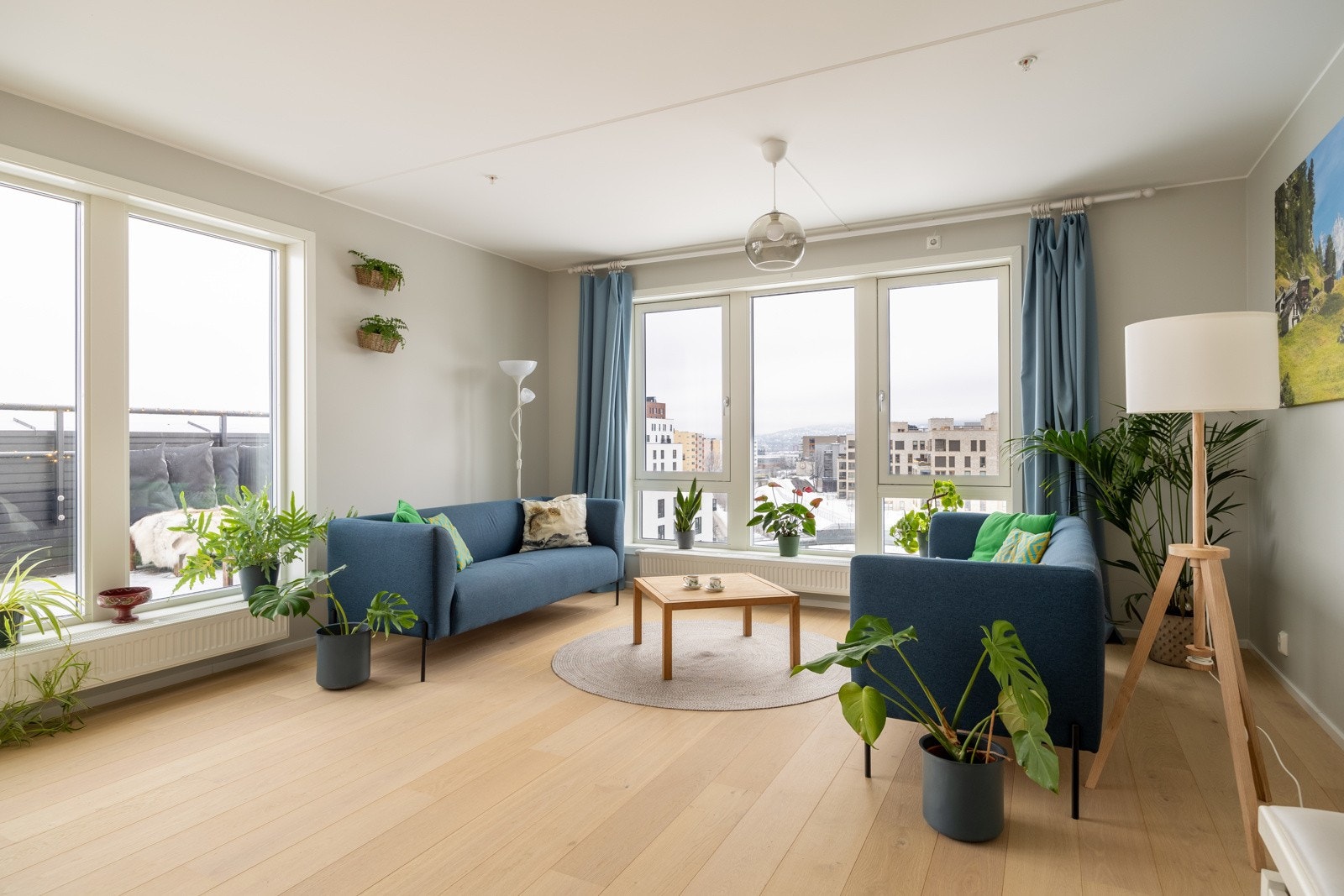 Leiligheten er sørvestvendt og har store vindusflater som slipper inn mye naturlig lys. Galleribilde