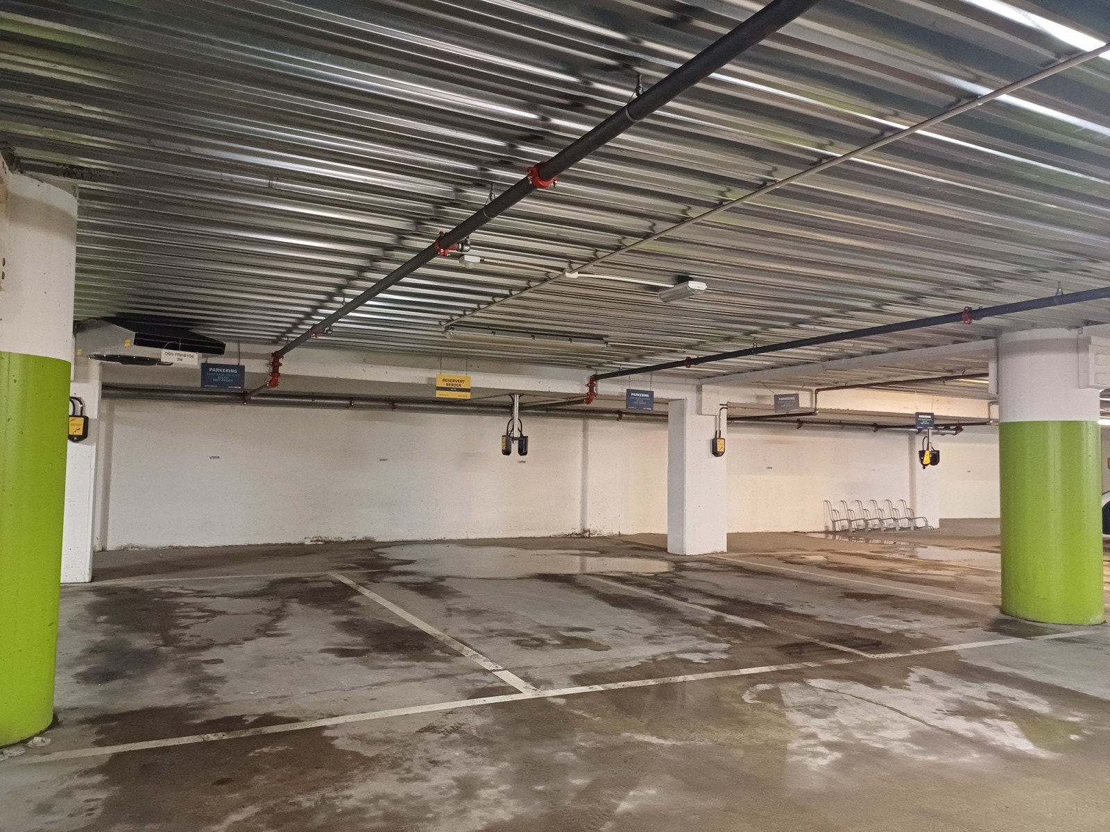 Det medfølger parkeringsplass (den i midten på bildet) i felles garasjeanlegg. Galleribilde