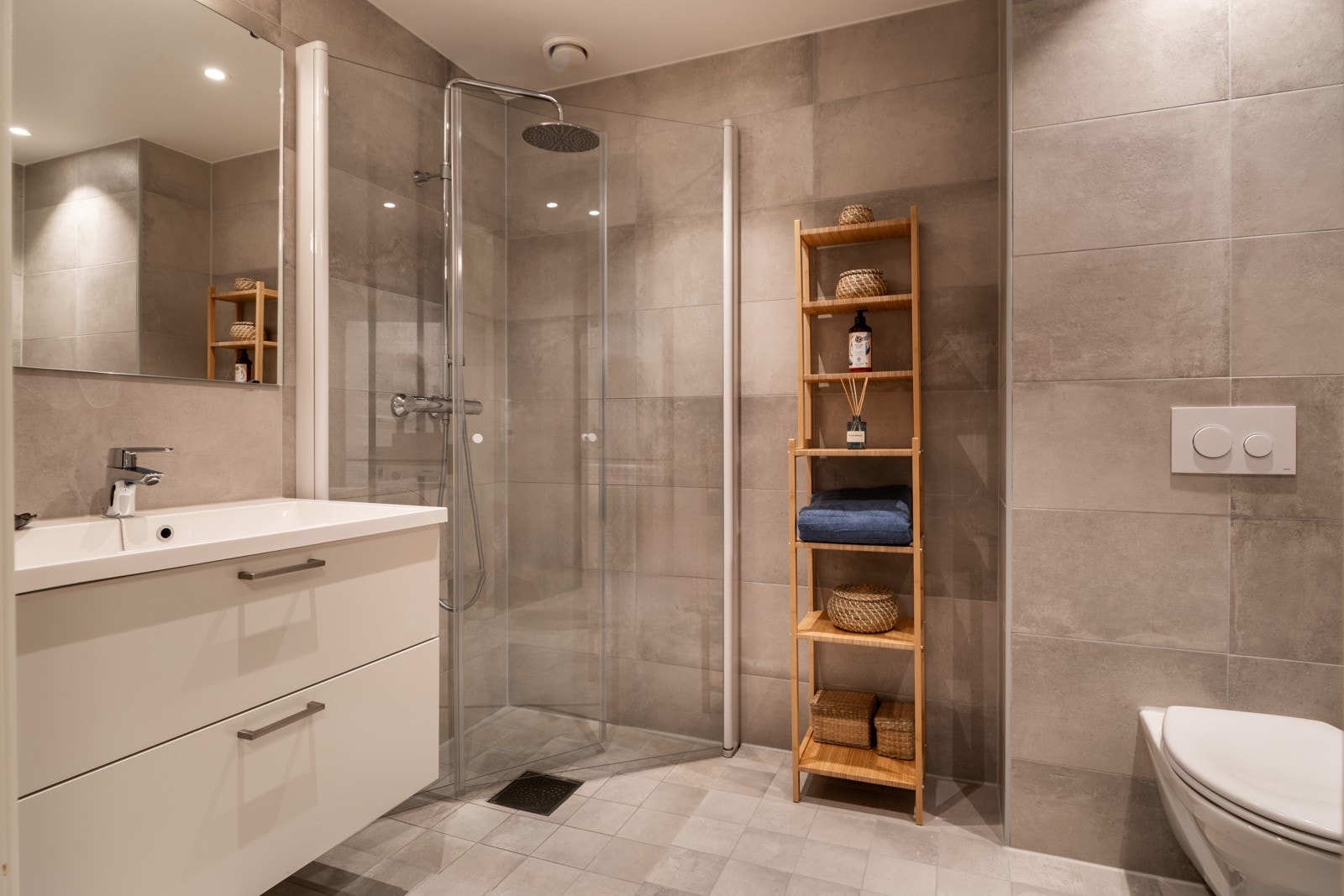 Leiligheten har totalt to stilfulle bad. Hovedbaderommet med dusjhjørne, vegghengt toalett og stor servant. Galleribilde