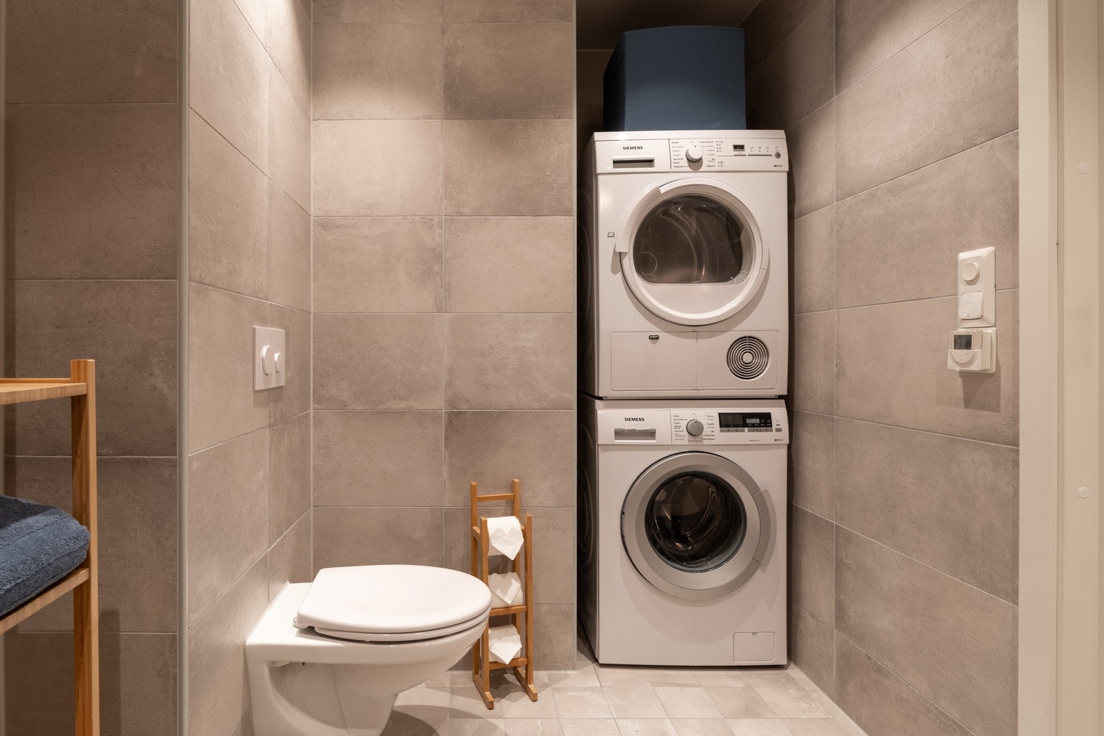 Hovedbaderom med nisje for vaskemaskin og tørketrommel. Gulvvarme på begge bad. Galleribilde