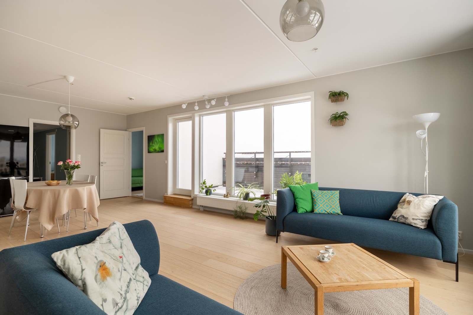 De store sørvendte vindusflatene og utsynet mot takterrassen skaper en trivelig atmosfære i stuen. Galleribilde