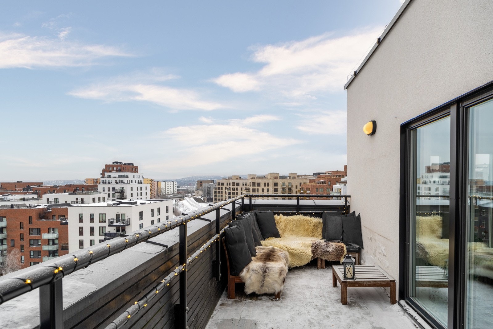 Fantastisk skjermet privat takterrasse på 13 kvm. Herfra kan man se Holmenkollen og fjorden (hvis været tillater det). Galleribilde