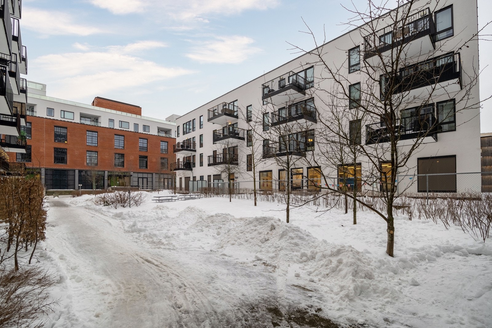 Veldrevet borettslag uten forkjøpsrett. Her kan du flytte rett inn! Krydderhagen Barnehage lokalisert i 1. etasje av Bøkkerveien 16 (til høyre på bildet). Galleribilde