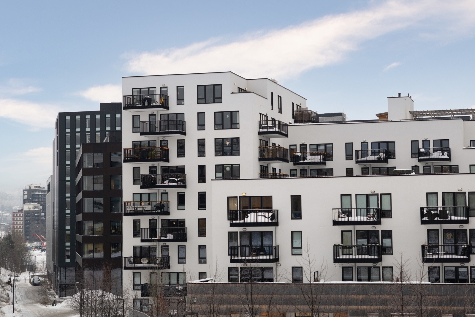 Leiligheten ligger høyt og fritt til på hjørnet av bygget. Galleribilde