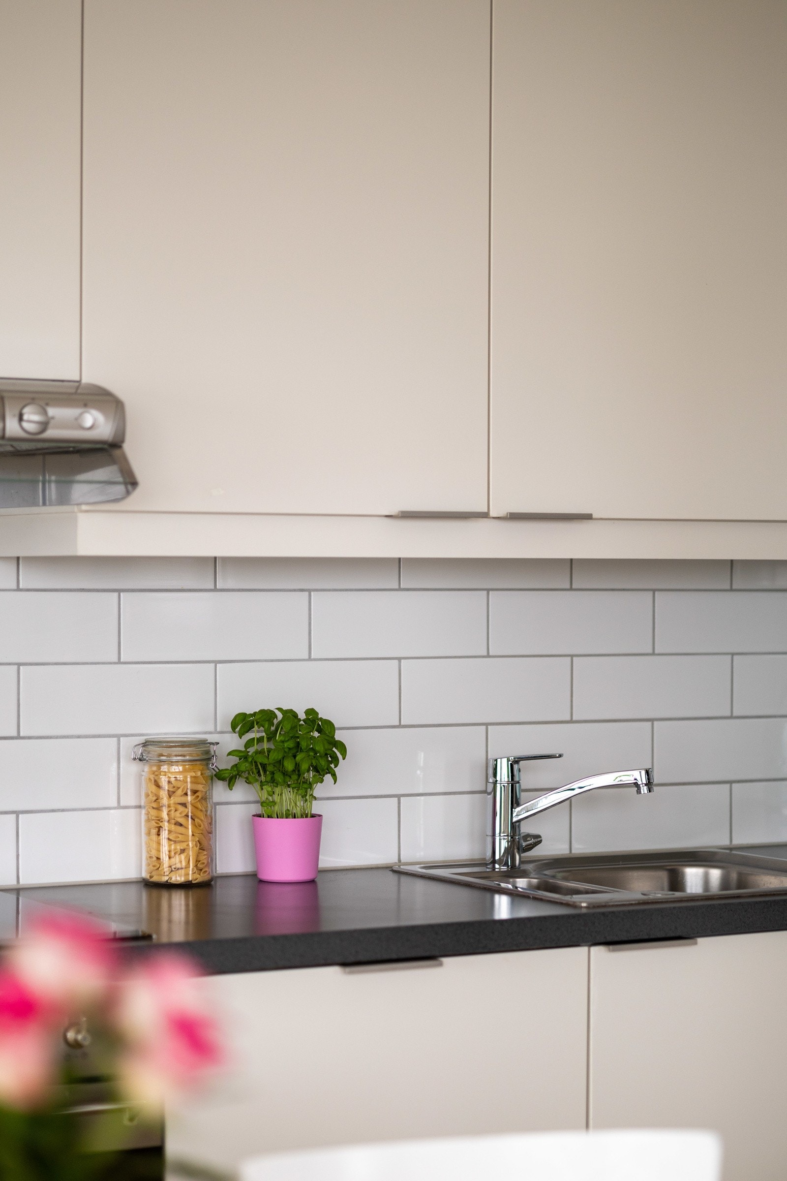 Fliser mellom kjøkkenbenk og overskap samt belysning og stikkontakter under overskap. Galleribilde