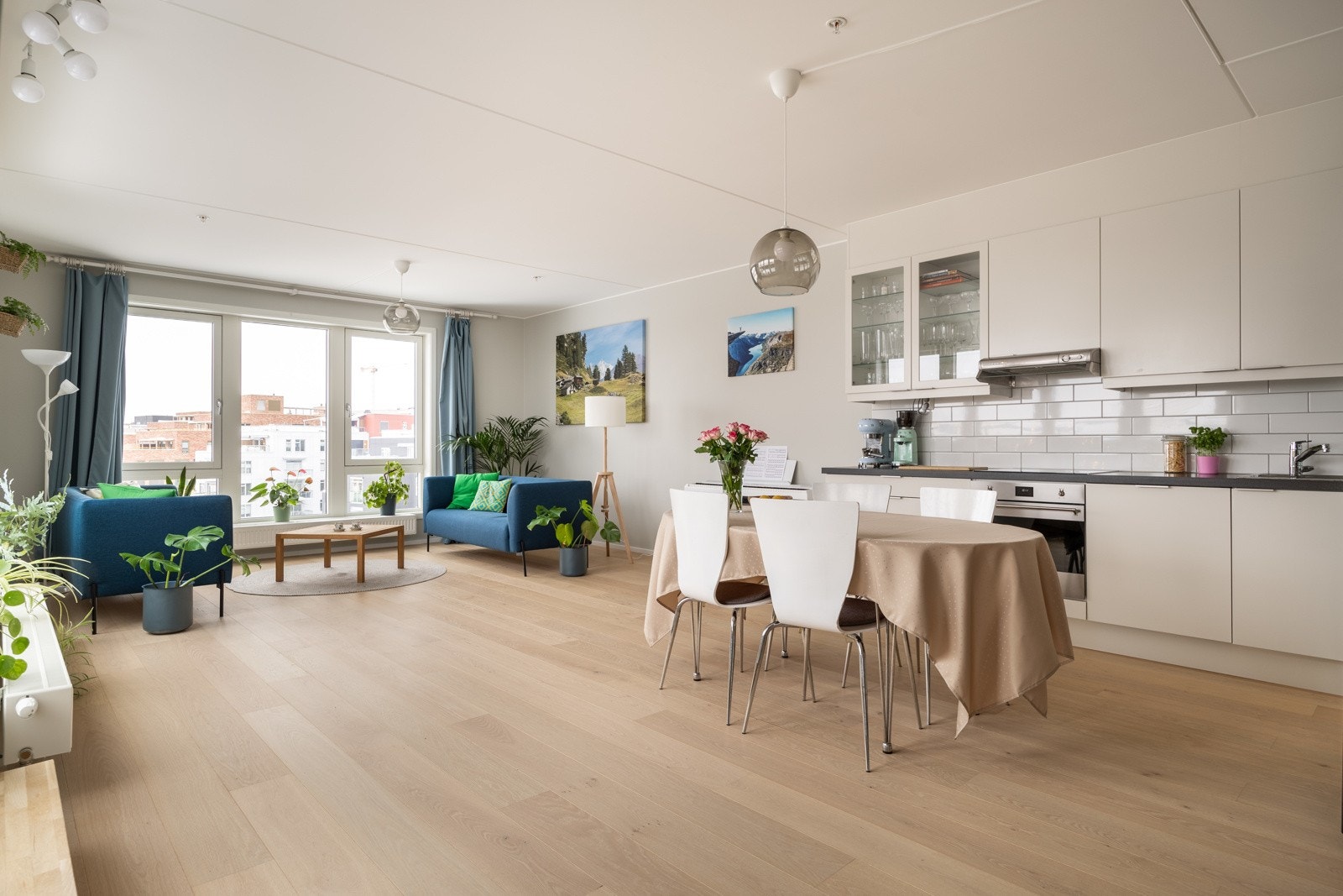 Praktisk kjøkkenløsning vendt mot stue. Stue/kjøkken på 38 kvm. Galleribilde