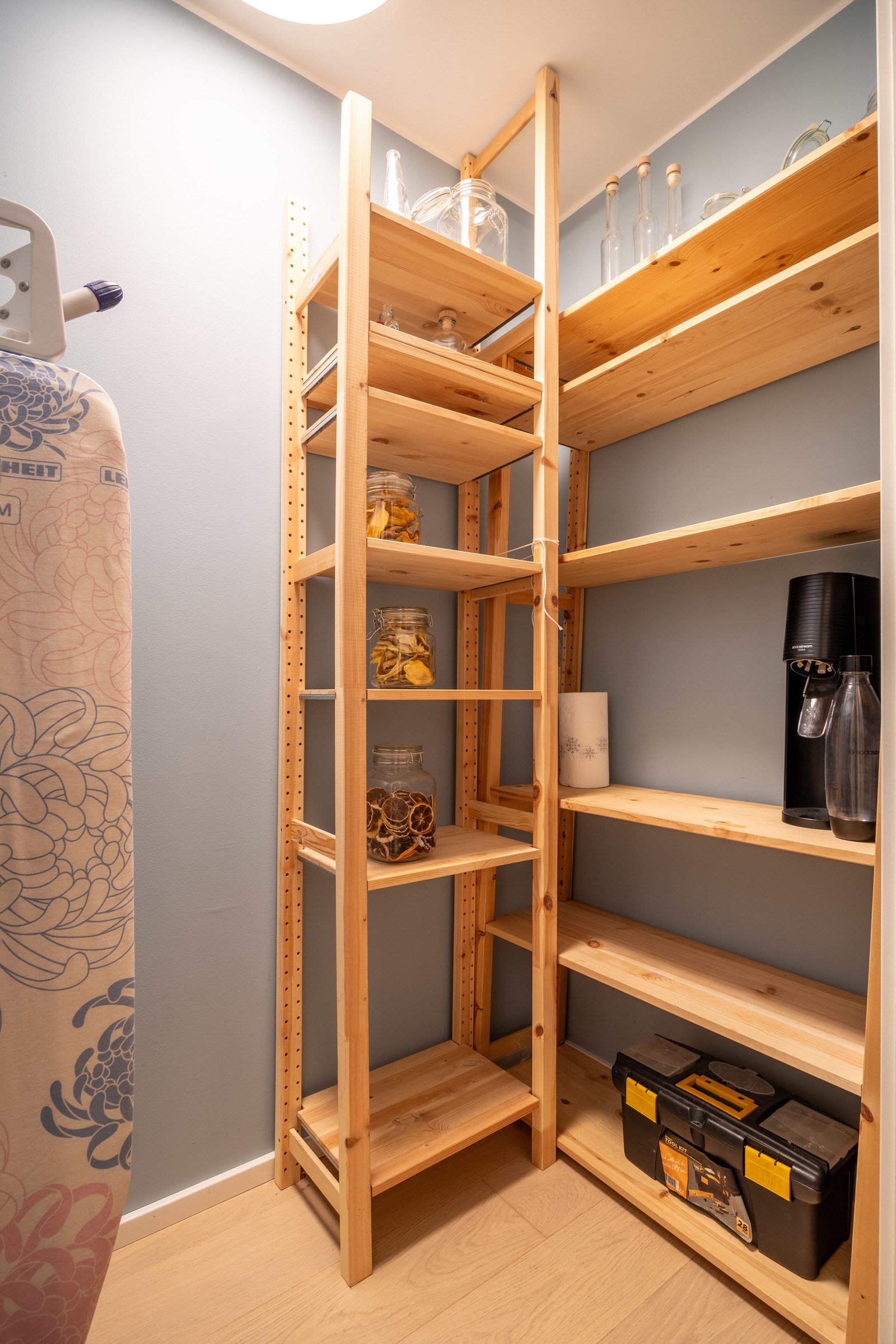 Tilkomst fra entré/gang til praktisk bod med god oppbevaringsplass. Galleribilde