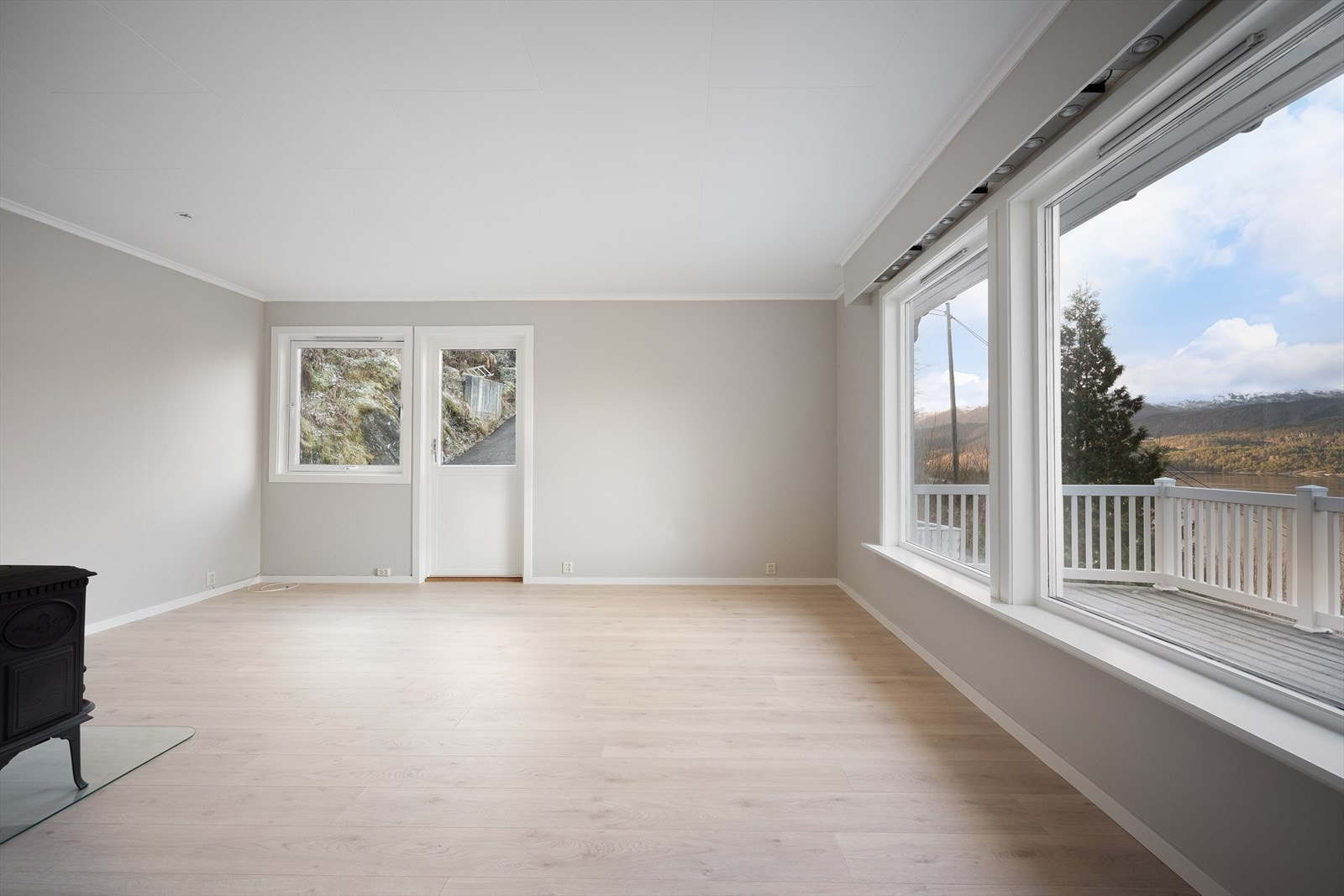 Utgang fra stuen til verandaen og uteområdene Galleribilde