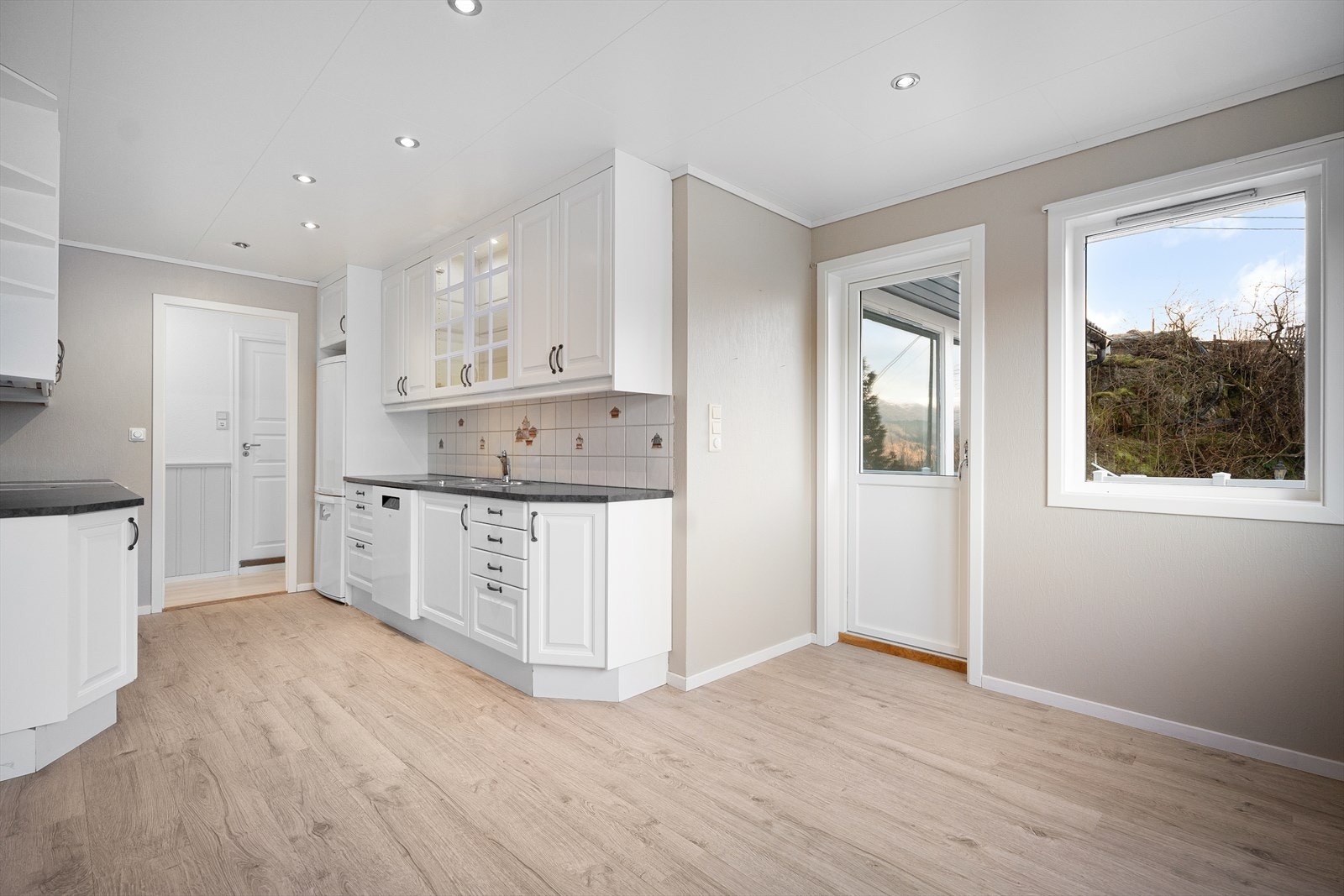 Takhøy innredning og utgang til veranda Galleribilde