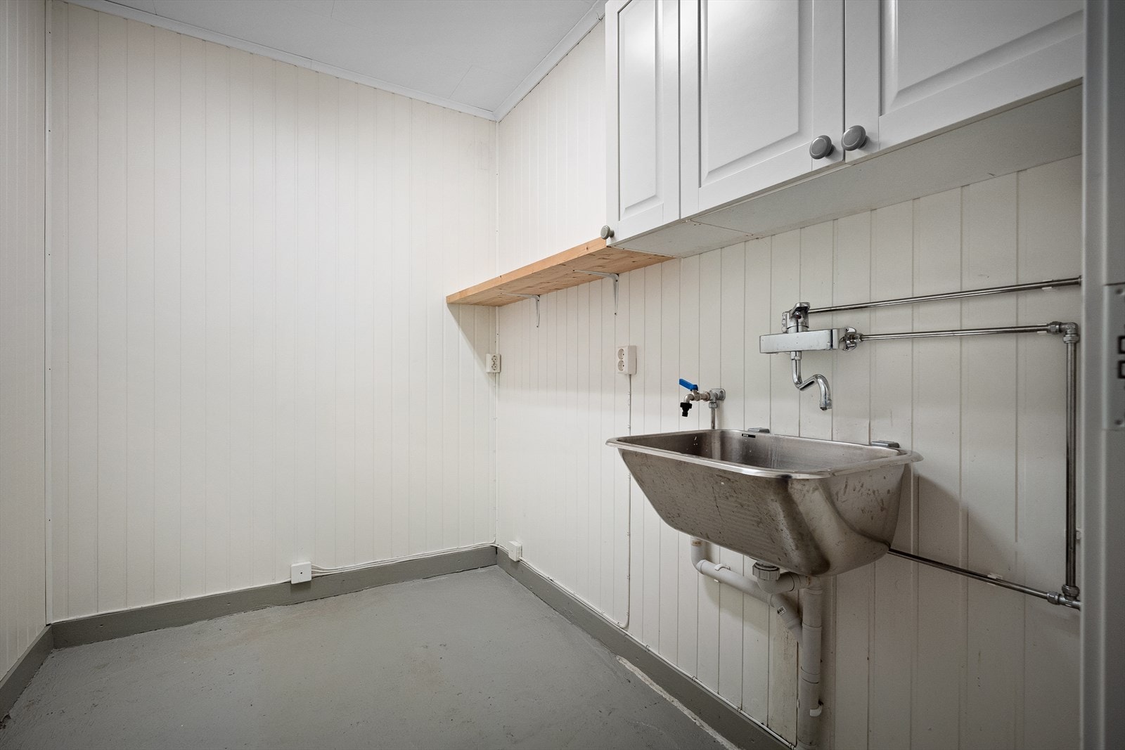 Vaskerom med litt ekstra oppbevaring Galleribilde