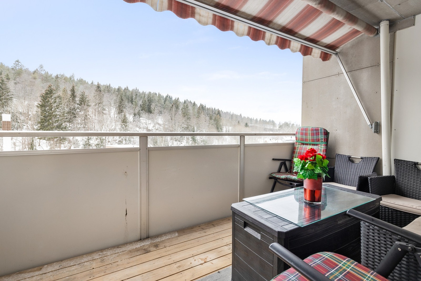 Gulvoverflater er belagt med terrassebord, og det er montert markise Galleribilde