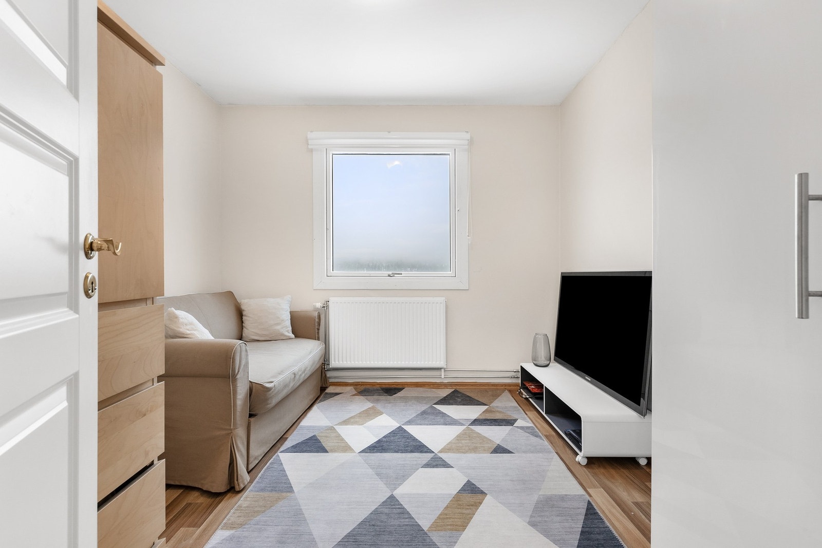 Soverom 3 med laminat på gulv og malte flater på vegger samt i himling Galleribilde