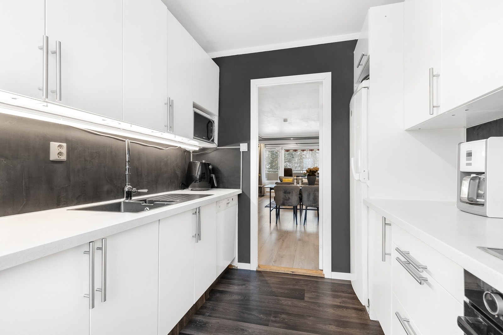 Kjøleskapet er frittstående, og ventilator er integrert i overskapet Galleribilde