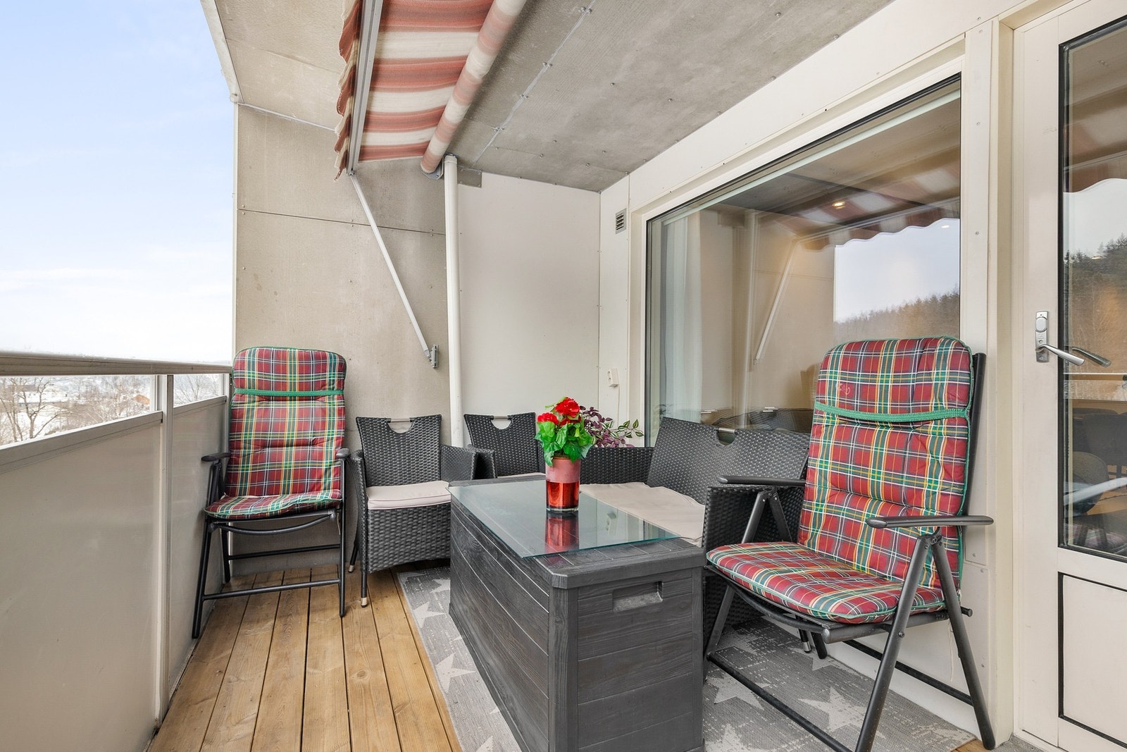 Balkongen er oppført i betong- og metallkonstruksjoner med rekkverk av metall Galleribilde