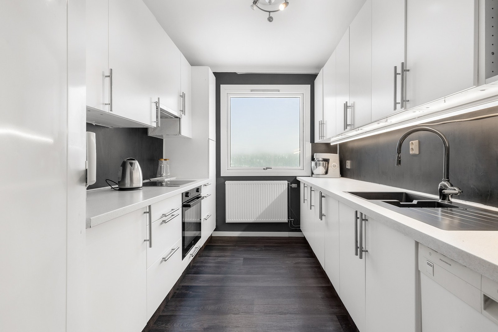 Leiligheten har et moderne uttrykk med bad fra 2018, stilrent kjøkken og gjennomgående pene overflater Galleribilde