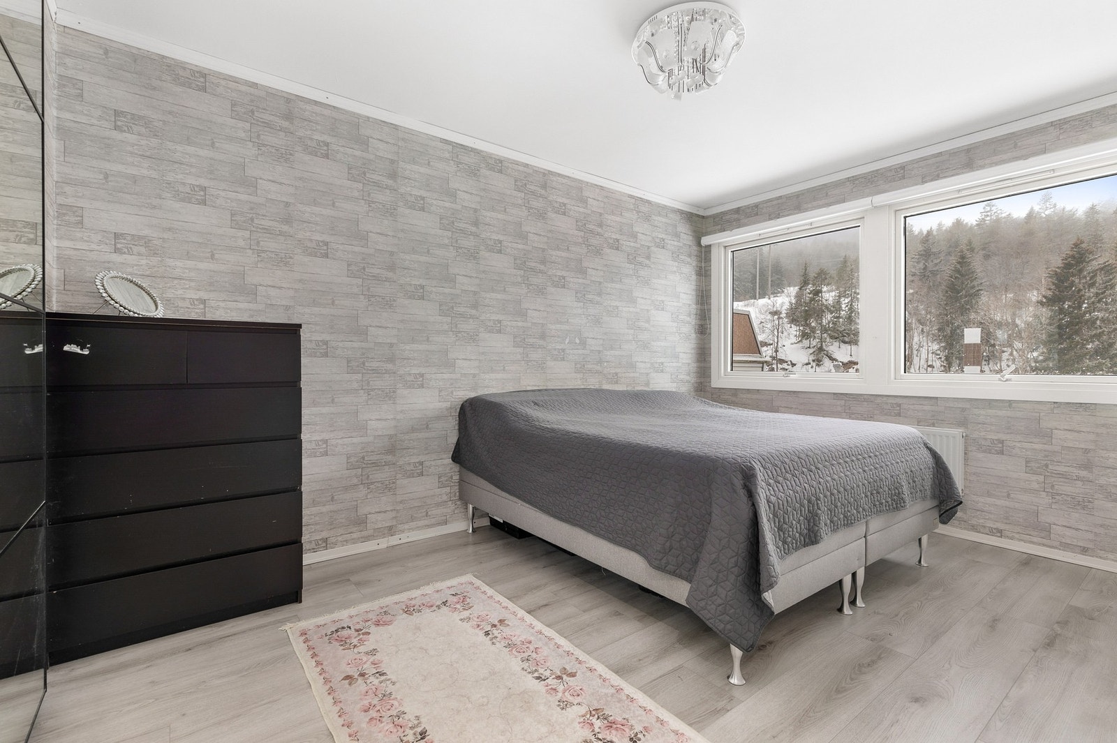 Hovedsoverommet er meget romslig og har fin plass til dobbeltseng, nattbord og annet møblement Galleribilde