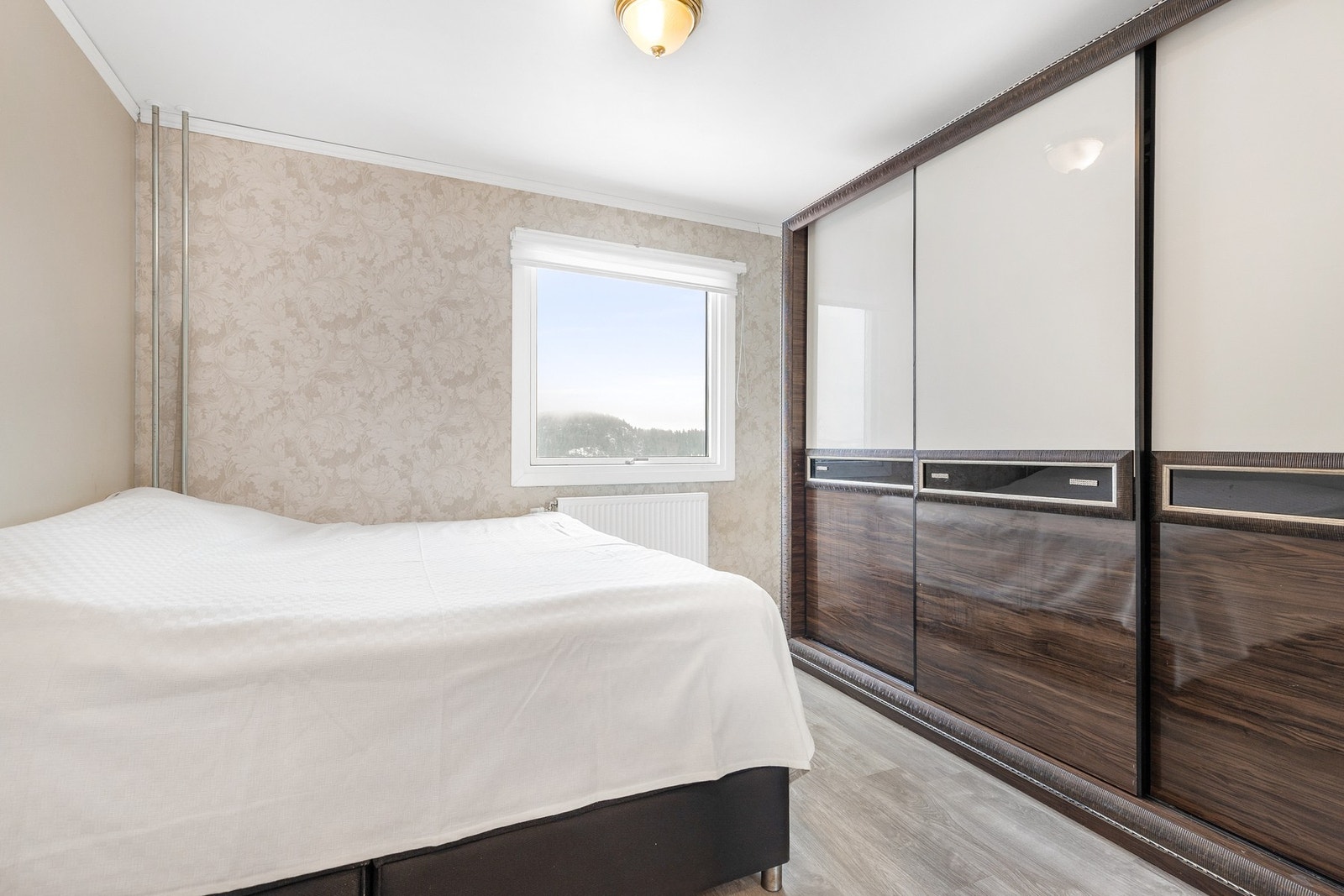 Soverom 2 har også god plass til dobbeltseng og skyvedørsgarderobe Galleribilde