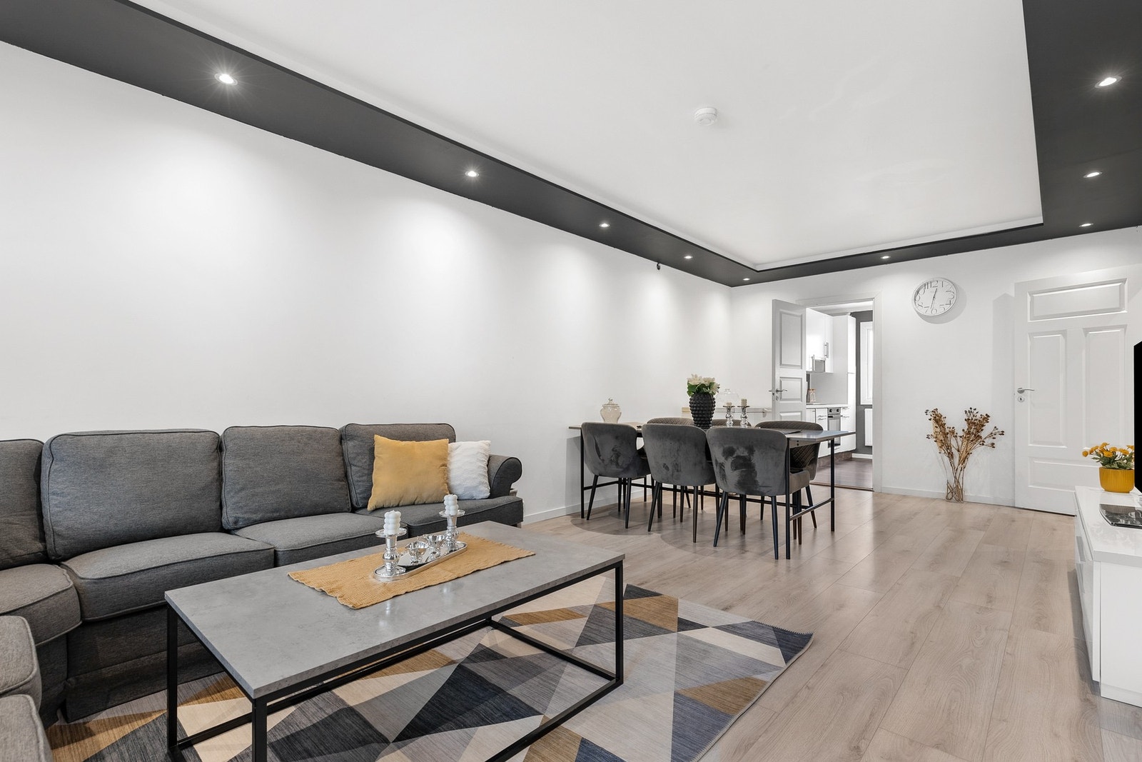 Rommet er lett å møblere og det er god plass til både sofagruppe og spisebord Galleribilde