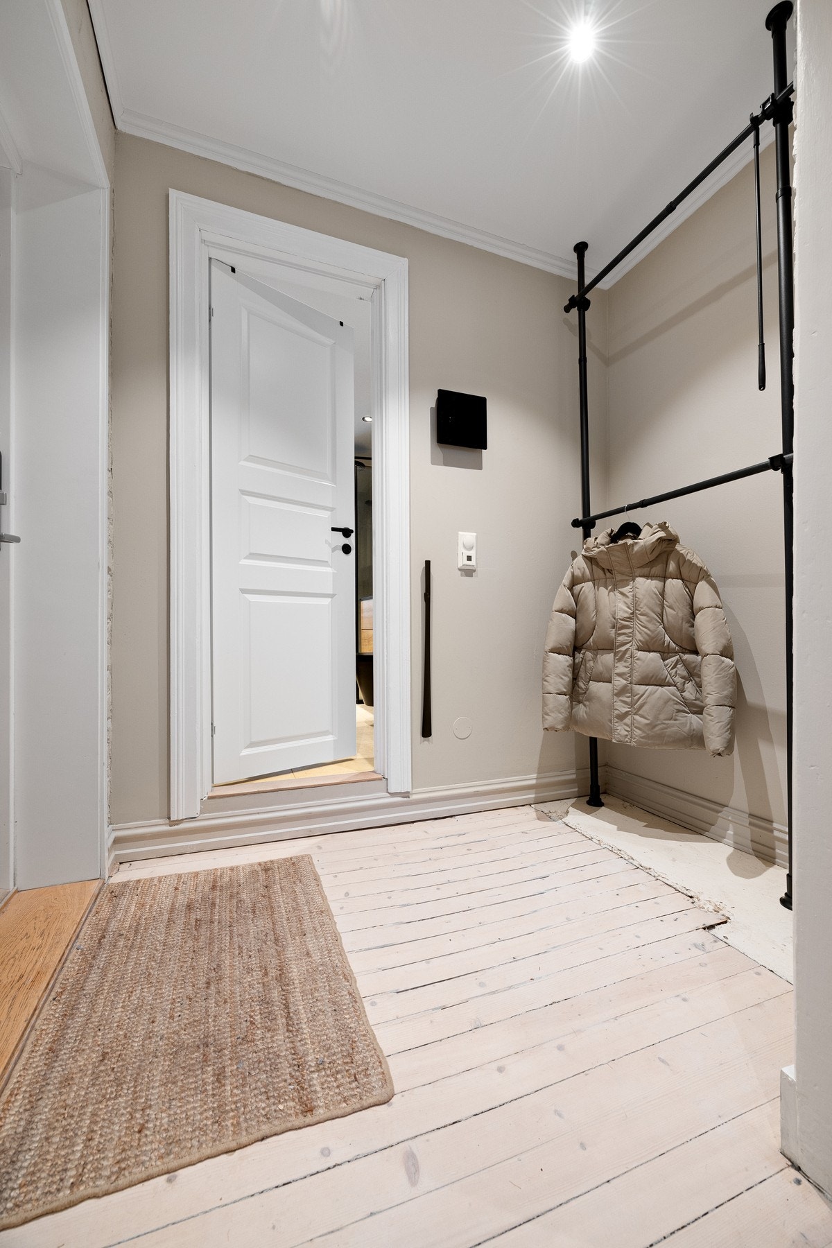 Stor gang med god plass til oppbevaringsløsninger. Galleribilde