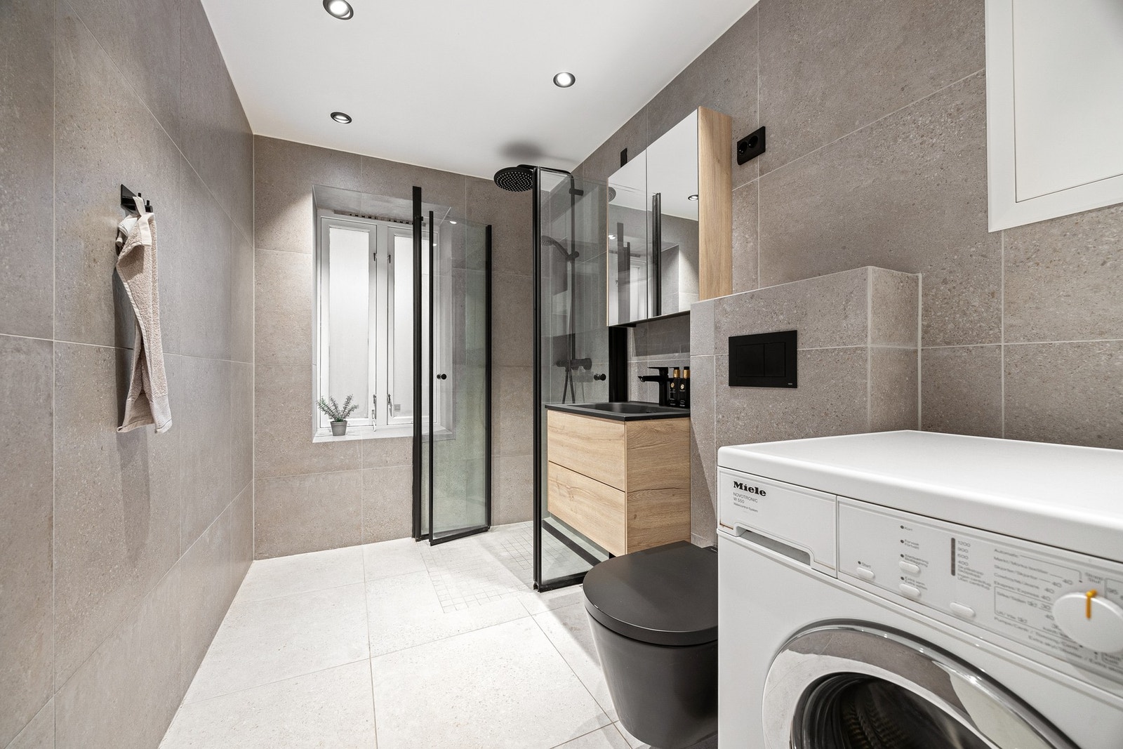 Lekker, tidsriktig baderomsinnredning og regndusj. Galleribilde