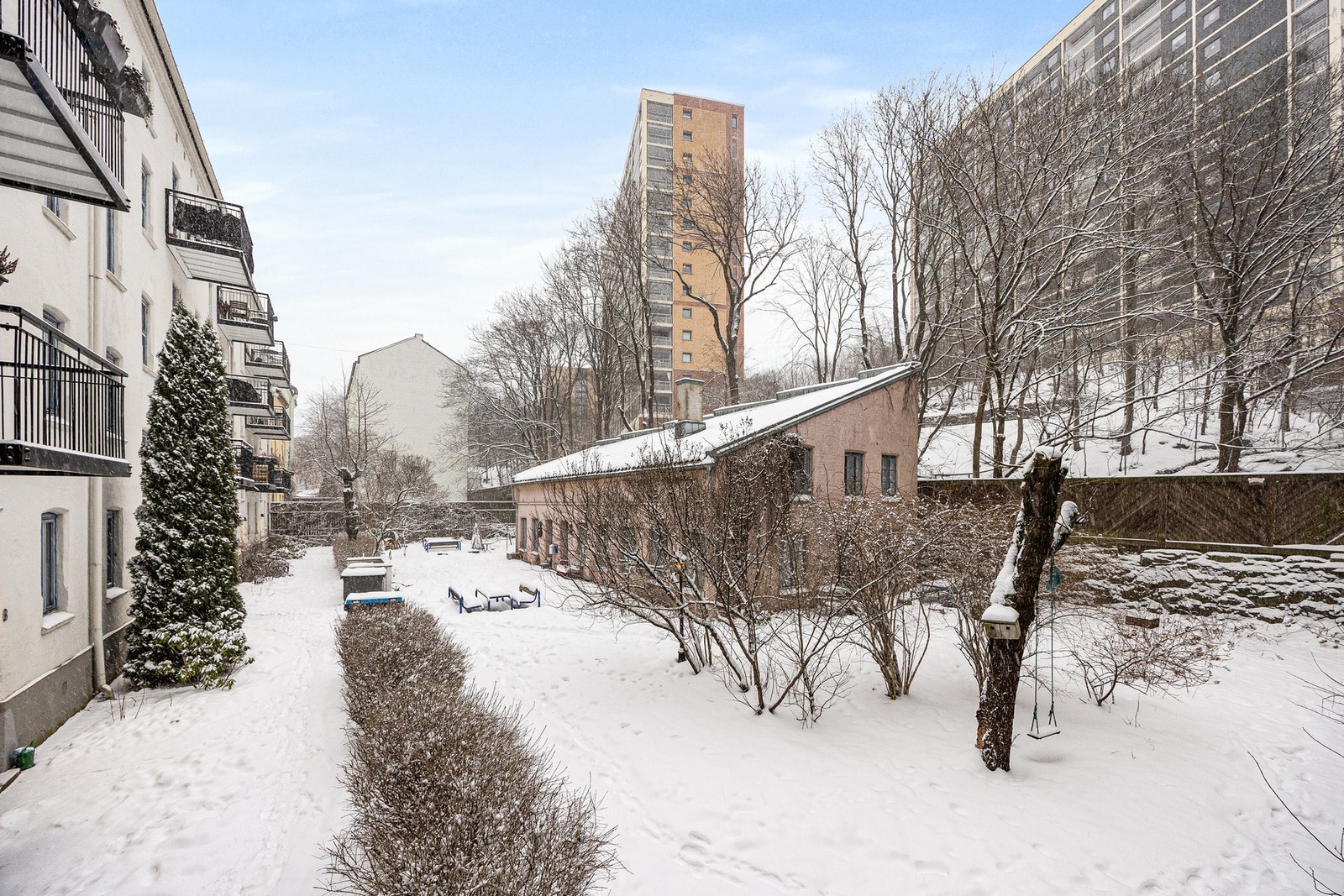 Borettslaget har en stor bakgård som er grønn og frodig om sommeren. Galleribilde