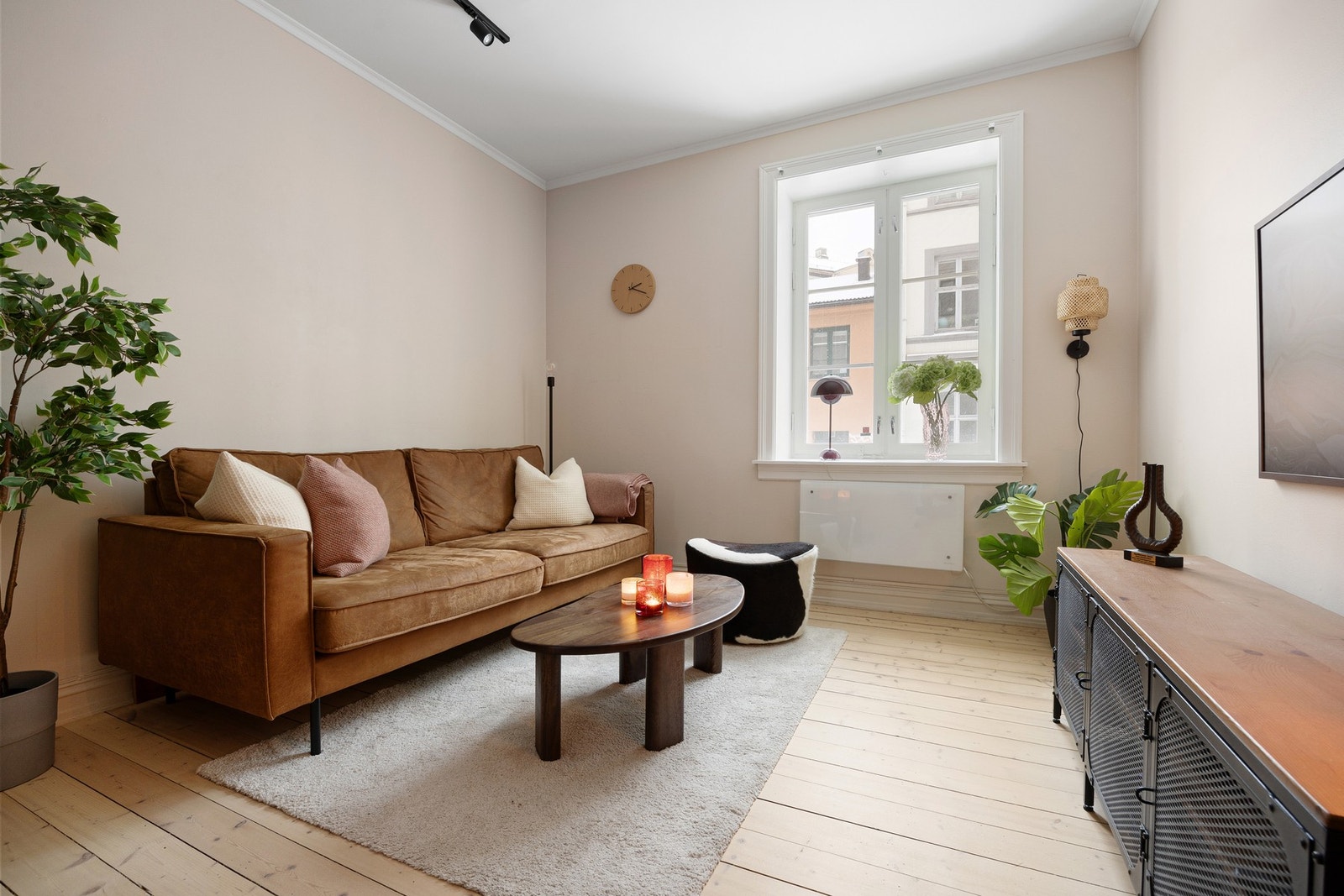 Leiligheten har originalt tregulv som ble overflatebehandlet av fagfolk i 2023. Galleribilde