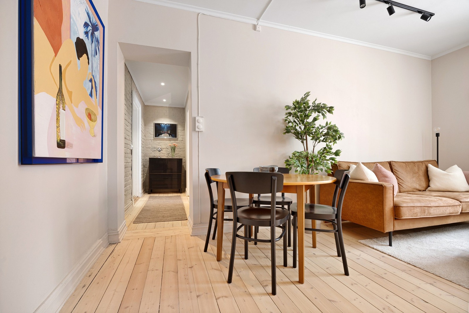 Leiligheten ligger i umiddelbar nærhet til offentlig kommunikasjon, treningssenter, dagligvarebutikk, hyggelige kaféer med mer! Galleribilde